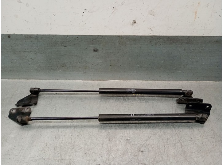 Replacement trunk / tailgate shock absorbers for Kia Carens IV 1.7 CRDi OEM IAM reference 81780A4000 81770A4000 