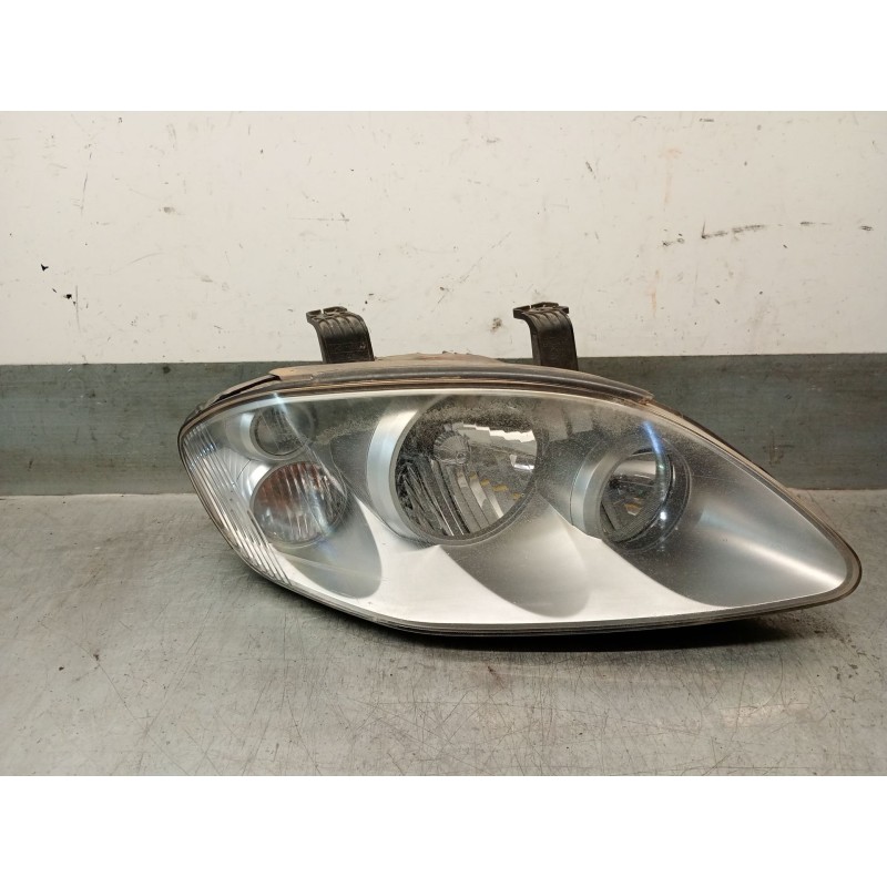 Recambio de faro derecho para ssangyong rodius i 2.7 xdi 4wd referencia OEM IAM 8310221305  