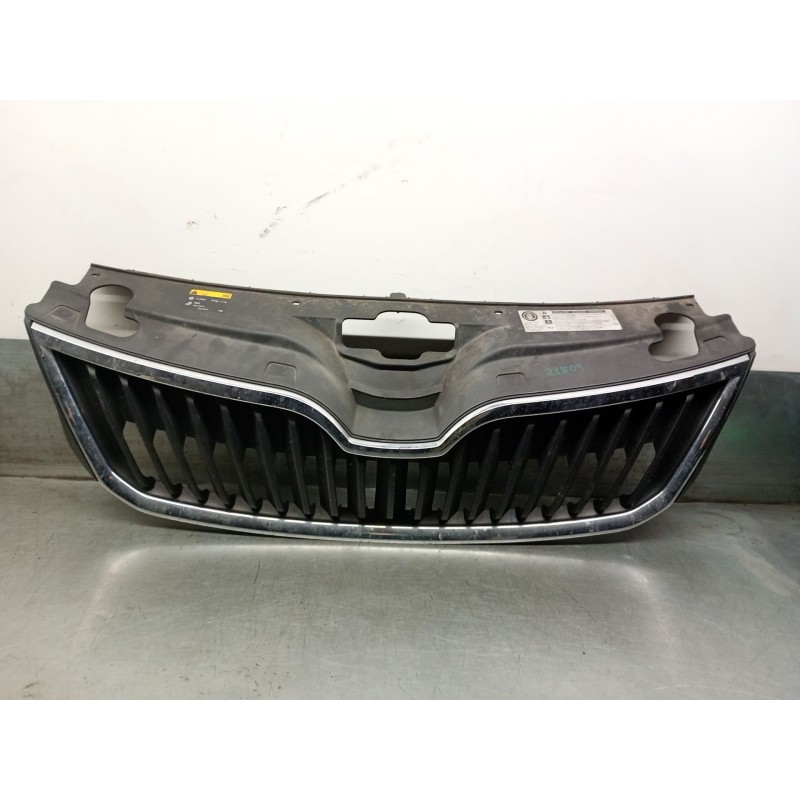 Recambio de rejilla delantera para skoda rapid spaceback (nh1) 1.6 tdi referencia OEM IAM 5JA853668  