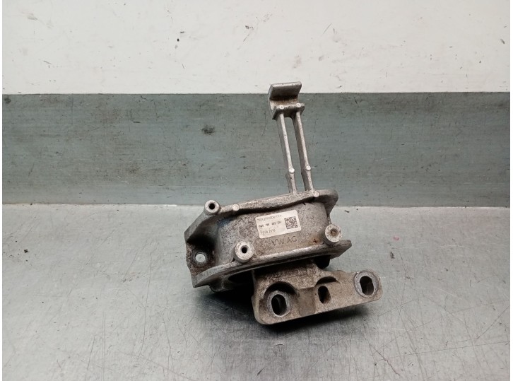 Replacement right engine mount for Volkswagen Touran (5T1) 2.0 TDI OEM IAM reference 5Q0199262DF 5Q0199262BJ 