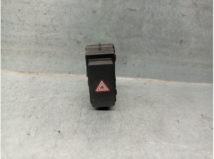 Replacement hazard warning switch for Land Rover Discovery V (L462) 2.0 SD4 4x4 OEM IAM reference HY3211K656AA 