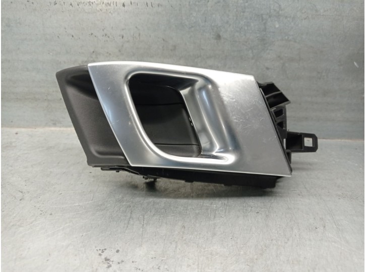 Replacement front left interior door handle for Land Rover Discovery V (L462) 2.0 SD4 4x4 OEM IAM reference CPLA22601AEW L