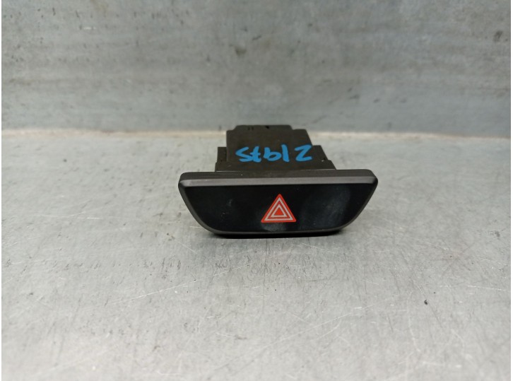 Replacement hazard warning switch for Toyota Yaris (_P21_, _PA1_, _PH1_) 1.5 Hybrid (MXPH10) OEM IAM reference 15D509 843320D220