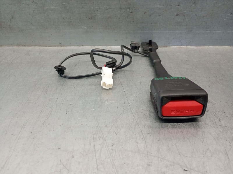 Recambio de enganche cinturon para bmw 1 (f40) 118 i referencia OEM IAM 7456273 72117456273 641624800 AUTOLIV