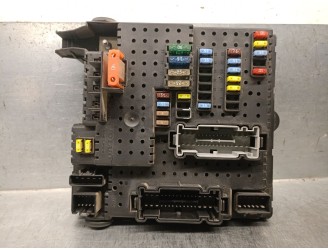 Replacement relay / fuse box for Volvo XC70 I Cross Country (295) D5 XC AWD OEM IAM reference 8676391 12217799 DELPHI