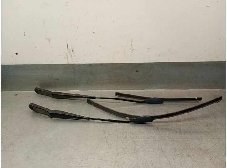 Recambio de brazo limpia delantero derecho para bmw 1 (f40) 118 i referencia OEM IAM 745395906 