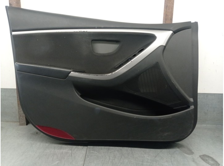 Recambio de guarnecido puerta delantera izquierda para hyundai i30 (gd) 1.4 crdi referencia OEM IAM 82330A6100 