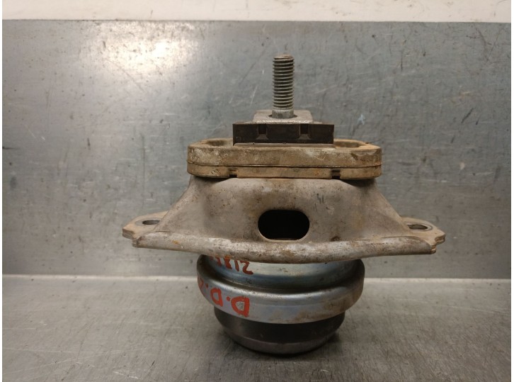 Replacement right engine mount for Land Rover Range Rover Sport I (L320) 2.7 D 4x4 OEM IAM reference KKB500441G 