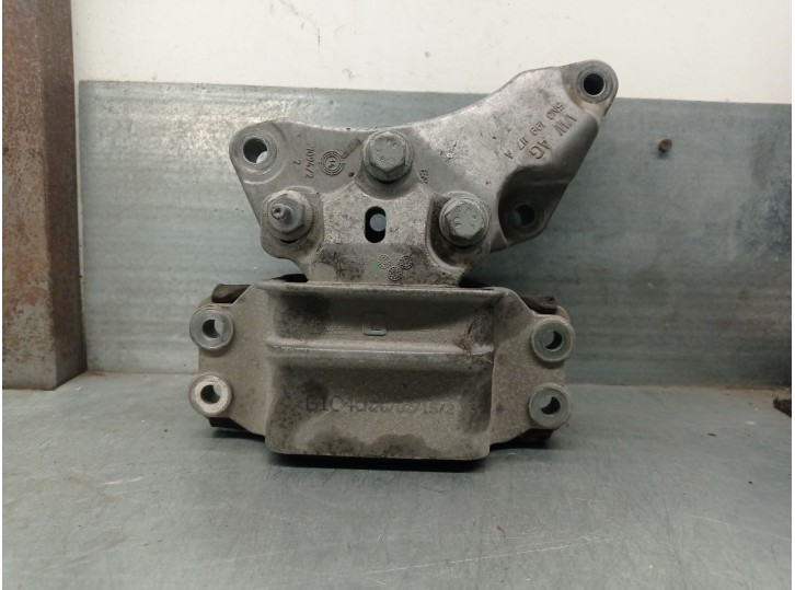 Replacement left engine mount for Audi Q3 (8UB, 8UG) 2.0 TDI OEM IAM reference 8J0199555 8J0199555 5N0199117A