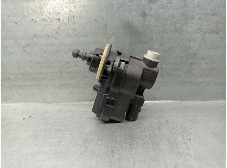 Recambio de motor regulacion faros para toyota yaris (_p13_) 1.5 (nsp131_) referencia OEM IAM 90013783 