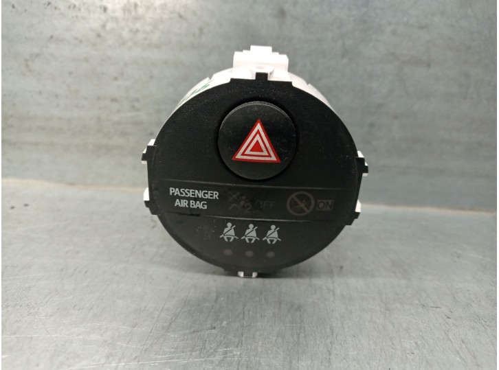 Replacement hazard warning switch for Toyota Yaris (_p13_) 1.5 (nsp131_) OEM IAM reference 839500D100 