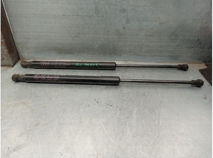 Replacement trunk / tailgate shock absorbers for Toyota Yaris (_p13_) 1.5 (nsp131_) OEM IAM reference 689600D170 689500D210