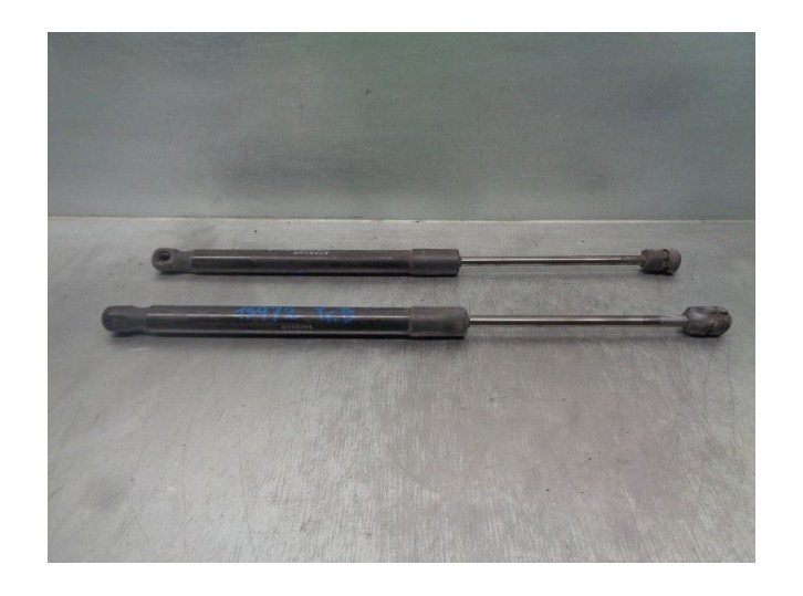 Replacement trunk / tailgate strut dampers for Dacia Duster Ambiance 4x2 OEM IAM reference 904520004R 