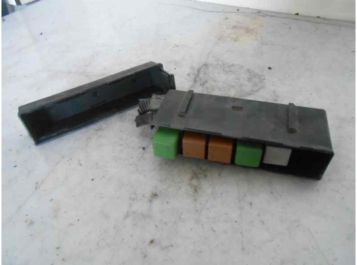 Recambio de caja reles / fusibles para opel vectra b berlina 1.6 16v referencia OEM IAM 90504296 GM