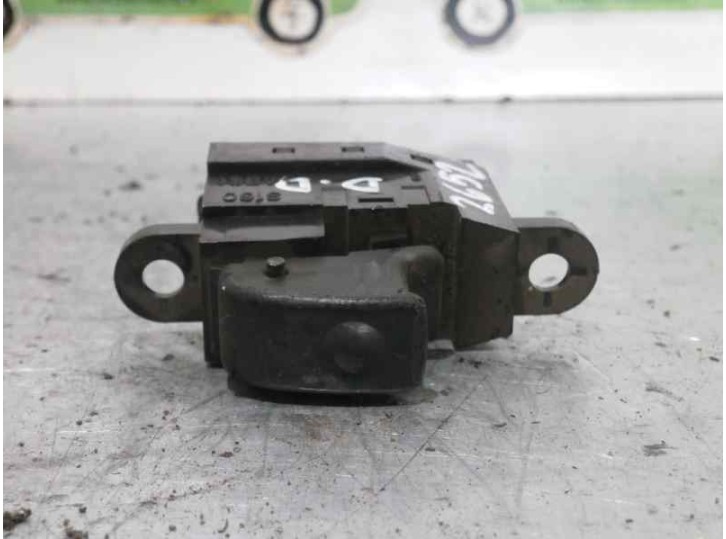 Replacement front right window lift switch for Hyundai H 1 2.5 diesel OEM IAM reference 935804A000 