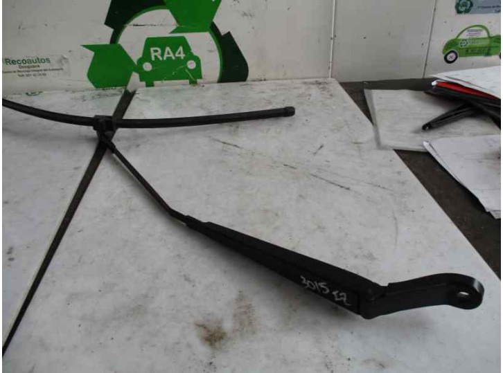 Recambio de brazo limpia delantero derecho para peugeot 407 sport referencia OEM IAM   