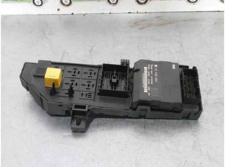 Recambio de caja reles / fusibles para opel vectra c berlina 1.9 cdti referencia OEM IAM 13181984 359171 TEMIC