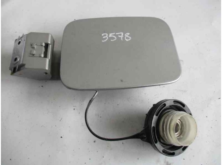 Recambio de tapa exterior combustible para kia carens 2.0 turbodiesel cat referencia OEM IAM   GRIS