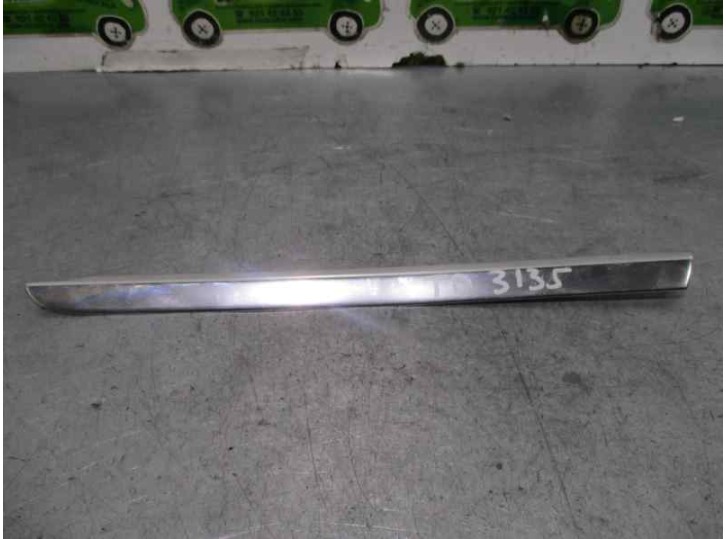 Recambio de embellecedor lateral para mercedes-benz clase b (w246) 2.1 cdi cat referencia OEM IAM A2466730483  