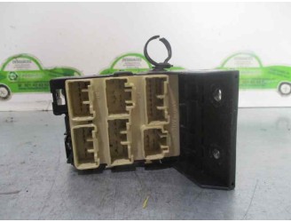 Recambio de caja reles / fusibles para toyota avensis wagon (t25) 2.2 d-4d cat referencia OEM IAM 8273405030 