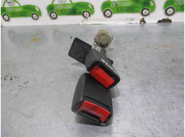 Recambio de enganche cinturon para volkswagen passat berlina (3b3) 1.9 tdi referencia OEM IAM 3B0857739A TRA IZQ 5 PUERTAS