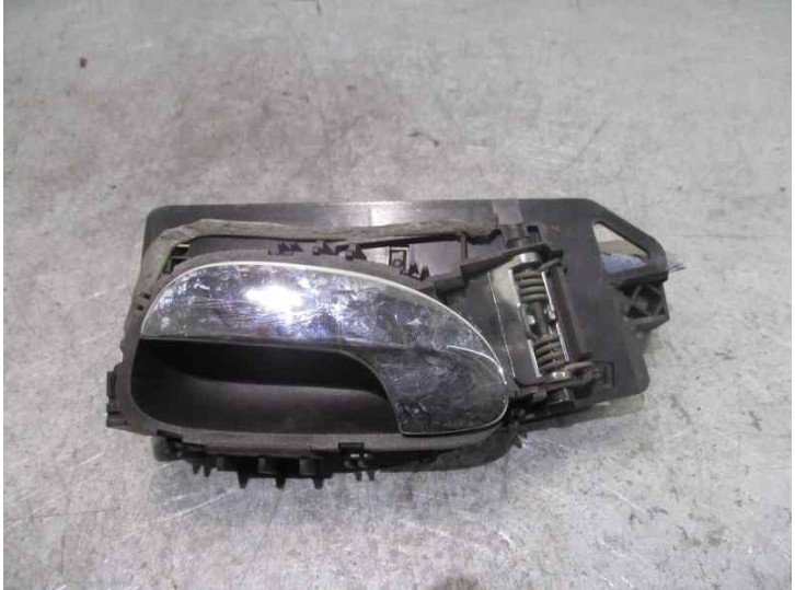 Replacement left front interior door handle for Peugeot 307 break / SW (S1) 2.0 HDI FAP CAT OEM IAM reference BOX 6 