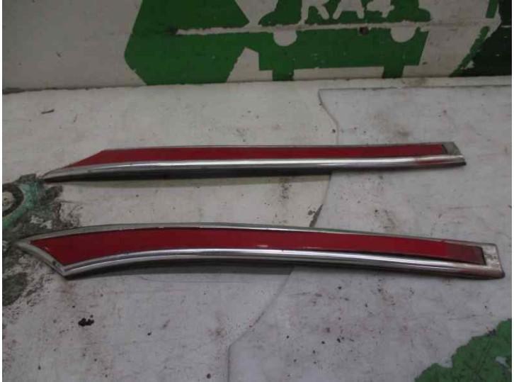 Recambio de embellecedor lateral para mercedes-benz clase e (w123) berlina+coupe d 240 referencia OEM IAM 