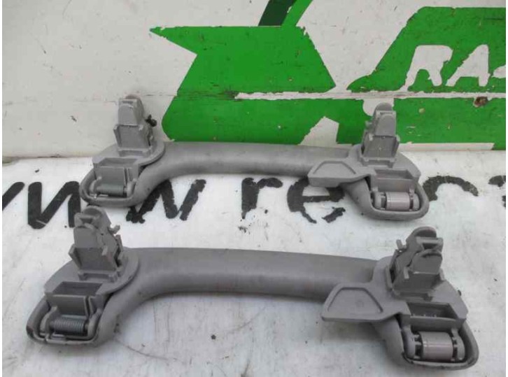Replacement front right interior door handle for Nissan Primera estate (P12) 2.2 16V turbodiesel CAT OEM IAM reference 