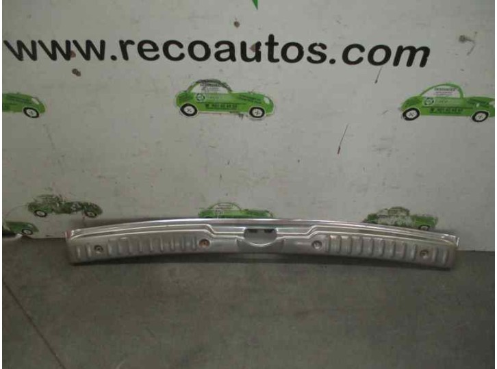 Recambio de molduras traseras para peugeot 308 sw 1.6 16v hdi referencia OEM IAM  807517D 