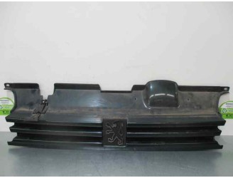 Replacement front grille for Peugeot 405 sedan Embassy D OEM IAM reference 925558877 