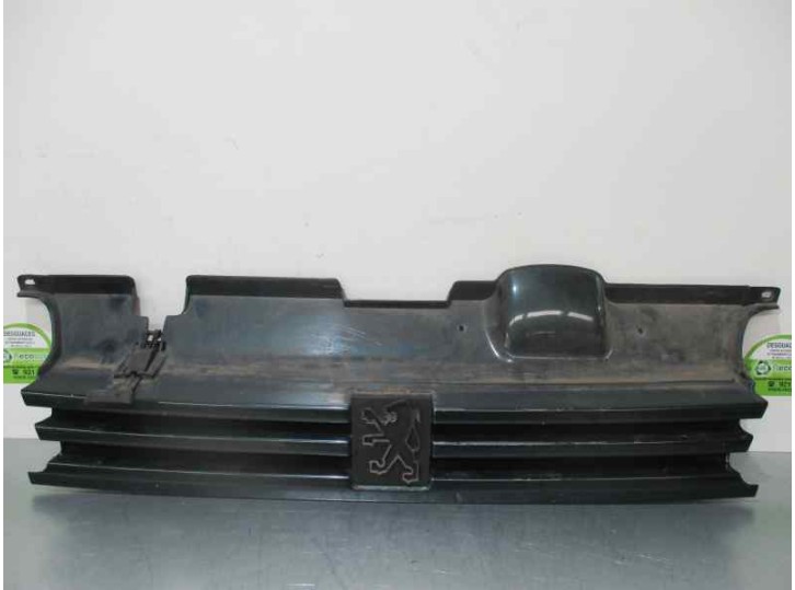 Replacement front grille for Peugeot 405 sedan Embassy D OEM IAM reference 925558877 