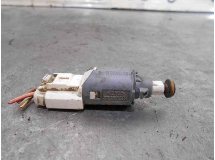 Recambio de interruptor para renault megane ii berlina 3p 1.9 dci diesel referencia OEM IAM 8200168238B  