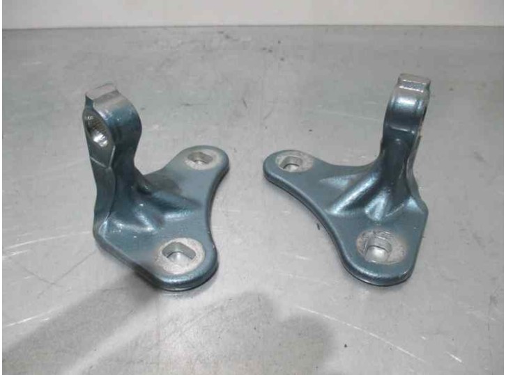 Replacement door hinge for Mercedes-Benz C-Class (W203) saloon 2.2 CDI cat OEM IAM reference 