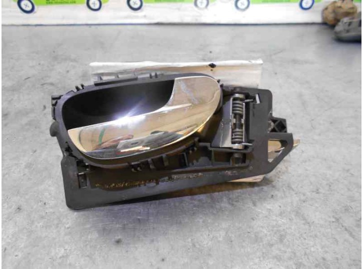 Recambio de maneta interior delantera derecha para peugeot 307 (s1) 1.6 hdi referencia OEM IAM 9643604477 CAJA 1 
