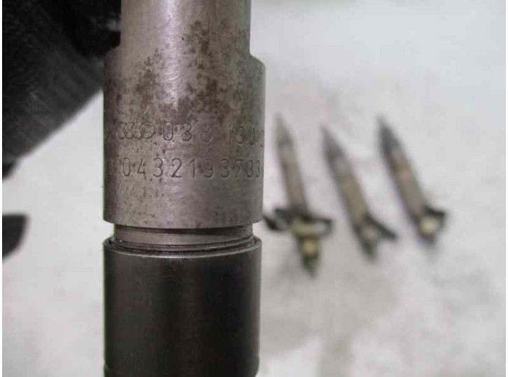 Recambio de inyector para seat ibiza (6k) 1.9 tdi referencia OEM IAM 038130201G 0432193733 BOSCH