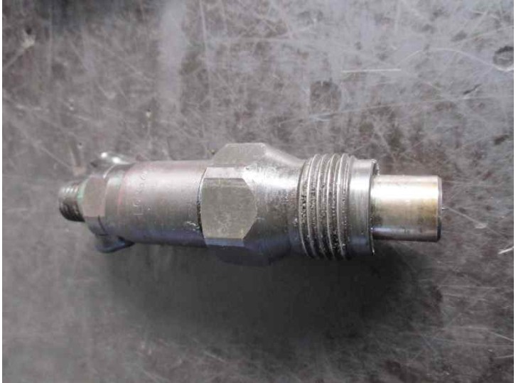 Replacement injector for Citroën ZX 1.9 diesel OEM IAM reference LCR6735201D LCR6735201D LUCAS