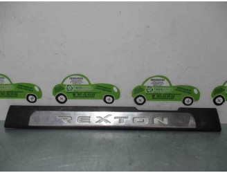 Recambio de embellecedor lateral para ssangyong rexton 2.7 turbodiesel cat referencia OEM IAM 7726008010 7726008010 