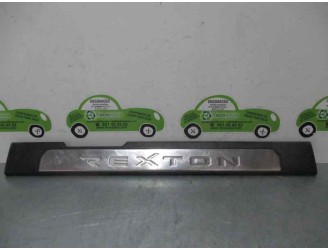 Recambio de embellecedor lateral para ssangyong rexton 2.7 turbodiesel cat referencia OEM IAM 7729008010 7729008010 