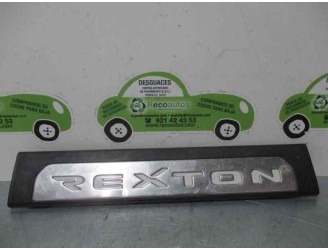 Recambio de embellecedor lateral para ssangyong rexton 2.7 turbodiesel cat referencia OEM IAM 7726508010 