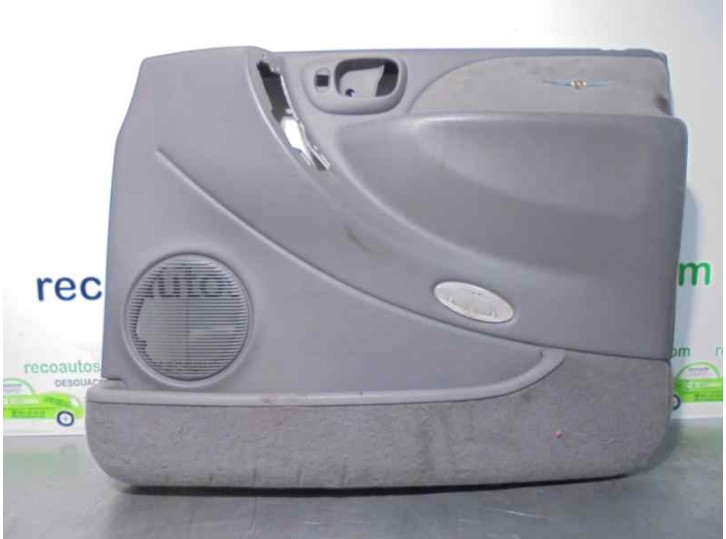 Recambio de guarnecido puerta delantera derecha para chrysler grand voyager (rg) 3.3 referencia OEM IAM XW321D5AA  5P