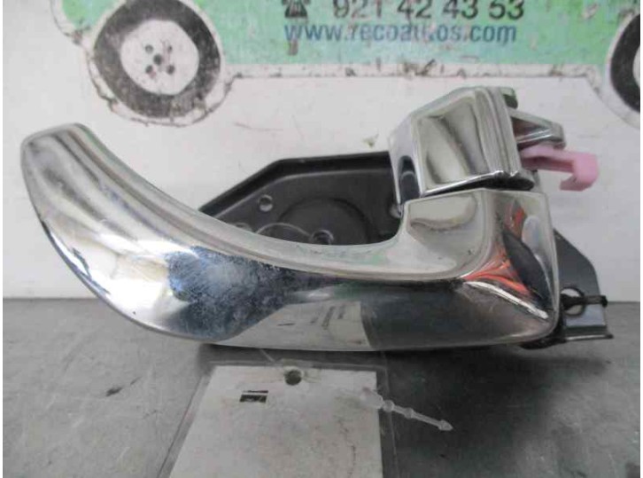 Replacement front right interior door handle for Hyundai XG 3.5 V6 GLS OEM IAM reference 