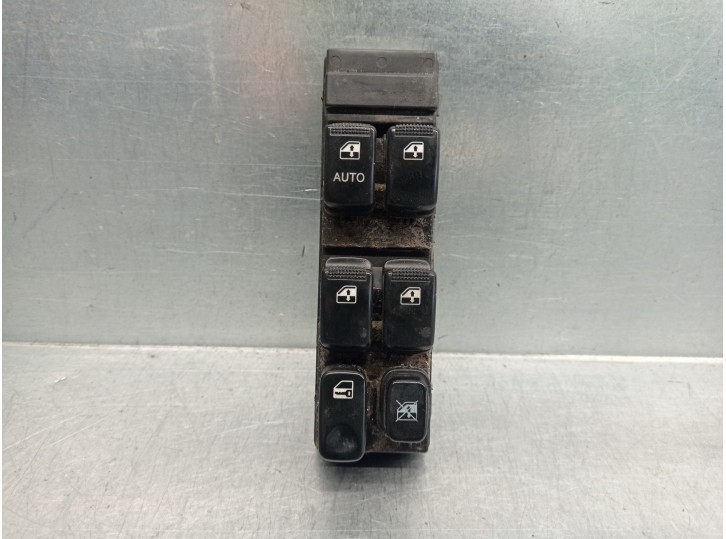 Replacement front left window regulator switch for Kia Cerato 1.6 LX saloon (4-door) OEM IAM reference 621W05560 