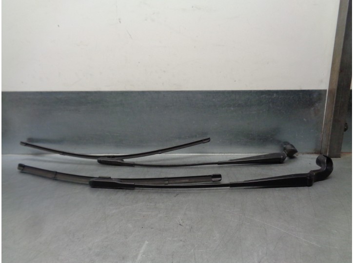 Recambio de brazo limpia delantero derecho para smart coupe referencia OEM IAM A4538202600  