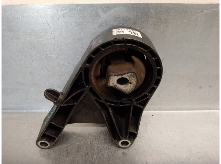 Recambio de soporte motor para opel insignia berlina 2.0 cdti cat referencia OEM IAM 13227767  