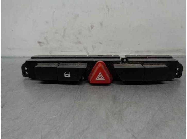 Replacement hazard warning switch for Kia Cee'd Sporty Wagon 1.6 CRDi CAT OEM IAM reference 937001H000 