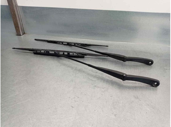 Recambio de brazo limpia delantero derecho para dacia sandero ambiance referencia OEM IAM   