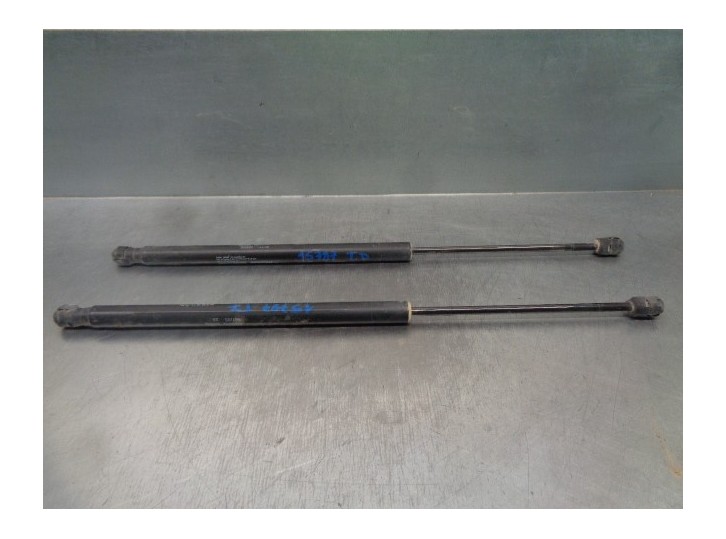 Replacement boot / tailgate struts for Hyundai Tucson (JM) 2.0 CRDi Comfort (4WD) OEM IAM reference 817712E000 
