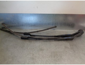 Recambio de brazo limpia delantero derecho para ford focus iii turnier 1.5 tdci referencia OEM IAM BM5117526AC 97036206 BOSCH