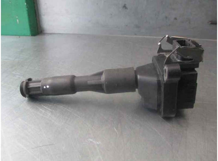 Replacement ignition coil for BMW 5 Series sedan (E39) 523i OEM IAM reference 1703227 0221504004 BOSCH
