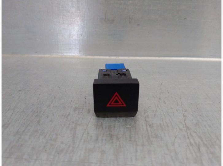 Replacement hazard warning switch for Seat Tarraco (KN2) 1.5 16V TSI ACT OEM IAM reference 5FJ953509 